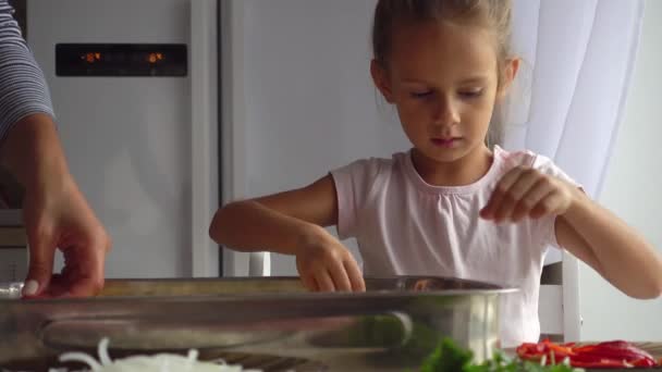 Portret Van Een Meisje Dat Haar Moeder Keuken Helpt Dochter — Stockvideo