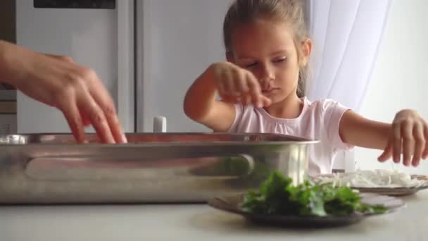 Retrato Uma Menina Que Ajuda Mãe Cozinha Filha Ajuda Mãe — Vídeo de Stock