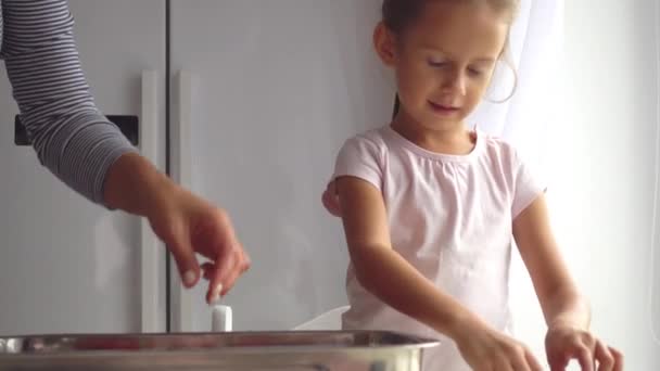 Retrato Una Niña Que Ayuda Madre Cocina Hija Ayuda Mamá — Vídeos de Stock