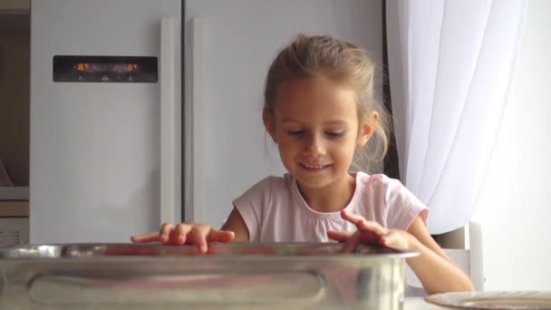 Portret Van Een Meisje Dat Haar Moeder Keuken Helpt Dochter — Stockvideo