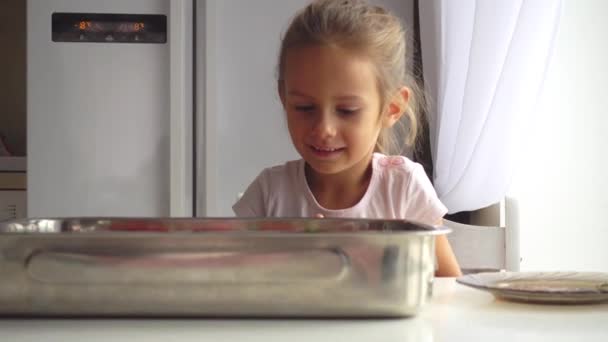 Portret Van Een Meisje Dat Haar Moeder Keuken Helpt Dochter — Stockvideo