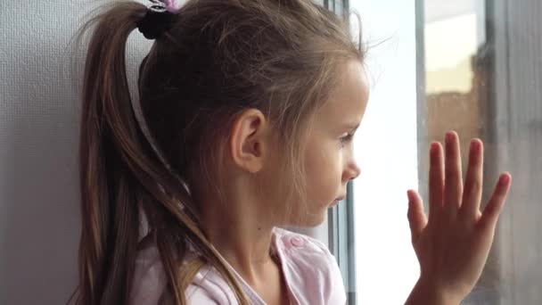 Retrato Una Niña Triste Junto Ventana Niño Triste Mira Por — Vídeo de stock