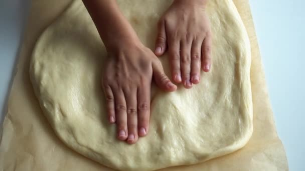 Baby Ręce Zbliżenie Ciasto Pizzy Wideo Dziecko Rolki Naleśnik Ciasto — Wideo stockowe