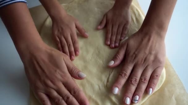 Ręce Matki Córki Pizza Test Ręce Dorosły Dziecko Zbliżenie Badania — Wideo stockowe