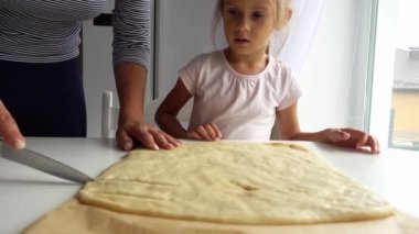Anne ve kızı kiraz pasta hazırlıyoruz. Bir çocuk mutfak ürünleri hazırlanmasında öğrenir. 