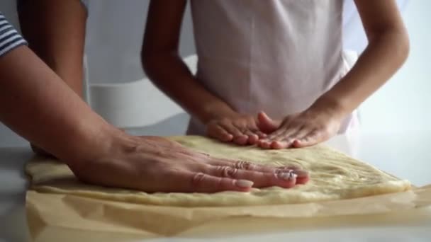 母と娘のピザの手をテストします 大人とテストで子供のクローズ アップの手 — ストック動画