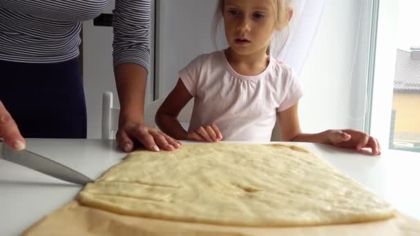 Mama Córka Przygotowują Ciasto Wiśniowe Dziecko Uczy Się Przygotowaniu Produktów — Wideo stockowe