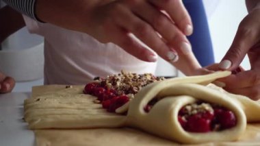 Anne ve kızı kiraz pasta hazırlıyoruz. Bir çocuk mutfak ürünleri hazırlanmasında öğrenir. 