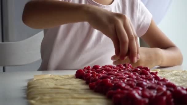 Anne Kızı Kiraz Pasta Hazırlıyoruz Bir Çocuk Mutfak Ürünleri Hazırlanmasında — Stok video