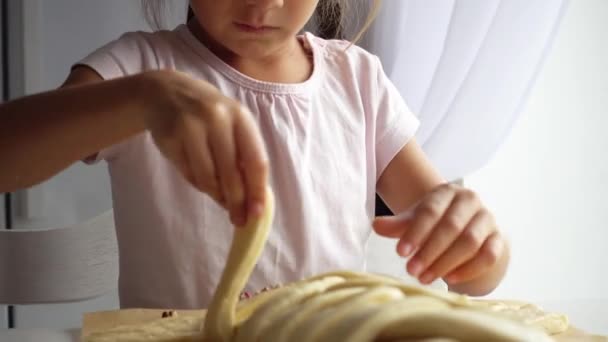 Anne Kızı Kiraz Pasta Hazırlıyoruz Bir Çocuk Mutfak Ürünleri Hazırlanmasında — Stok video