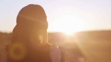 Güzel bir genç Arap kız portresi. Kameraya bir hijab İslam bir kadın görünüyor. 