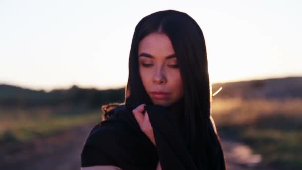 Retrato Una Hermosa Joven Árabe Una Mujer Islámica Hiyab Mira — Vídeos de Stock