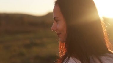 Güzel bir genç Arap kız portresi. Kameraya bir hijab İslam bir kadın görünüyor. 