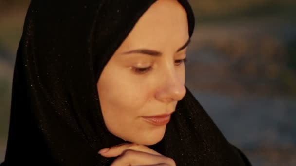 美しい若いアラブの少女の肖像画 Hijab を厳しく身にイスラム教の女性がカメラに見える — ストック動画