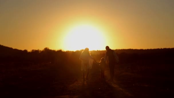 Familia Joven Atardecer Campo Papá Mamá Hija Jugando Fuera Casa — Vídeos de Stock