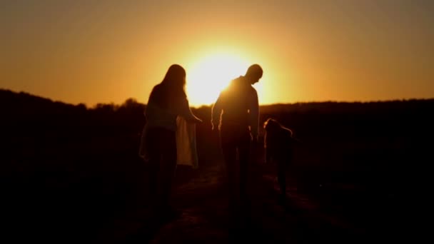 Молода Сім Заході Сонця Полі Тато Мама Дочка Грають Межами — стокове відео