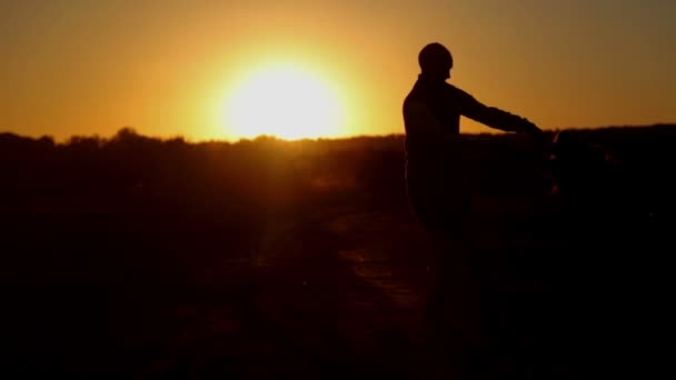 Padre Hija Juegan Atardecer Papá Abraza Vomita Hija Atardecer — Vídeo de stock