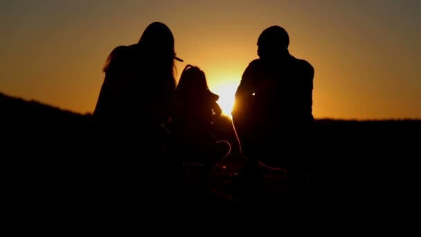 フィールドで夕暮れ時の若い家族 お父さんお母さんと娘の日没で演奏家の外 人の家族を見送る出発日 — ストック動画