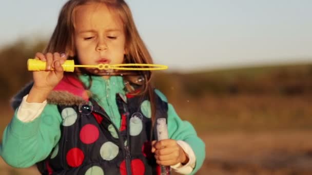 Sabun Köpüğü Ile Kız Bebek Portre Portre Gün Batımında Kız — Stok video