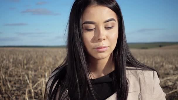 Retrato Una Hermosa Chica Naturaleza Cara Mujer Cerca Campo Atardecer — Vídeo de stock