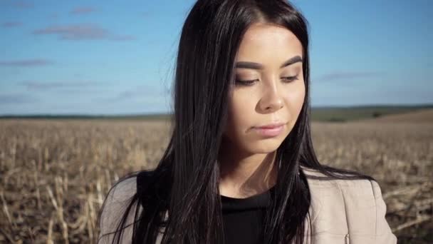 Retrato Uma Menina Bonita Natureza Rosto Mulher Perto Campo Pôr — Vídeo de Stock