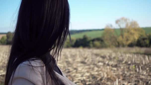 Retrato Uma Menina Bonita Natureza Rosto Mulher Perto Campo Pôr — Vídeo de Stock