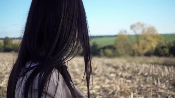 一个美丽的女孩在大自然的肖像 妇女的脸接近在田野在日落 — 图库视频影像