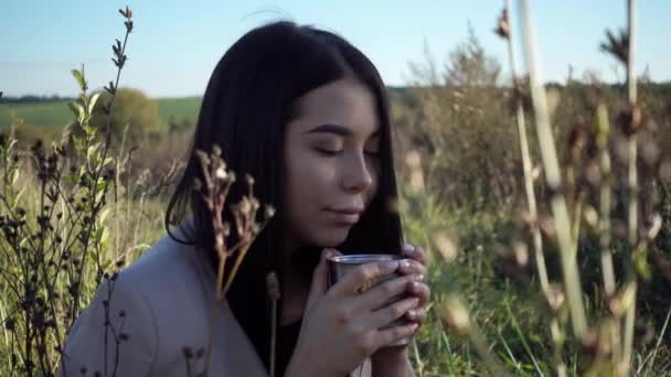 Meisje Het Drinken Van Thee Natuur Genieten Van Schoonheid Mooie — Stockvideo