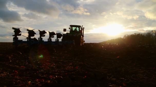 Trekker Plows Een Veld Bij Zonsondergang Behandeling Van Agrarische Sector — Stockvideo