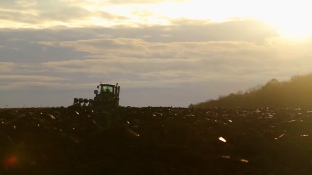 Trekker Plows Een Veld Bij Zonsondergang Behandeling Van Agrarische Sector — Stockvideo