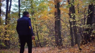 Adam ormanda sonbaharda bir balta ile sakallı. Bir balta ve ormanın içinde bir günlük bir adam portresi. 