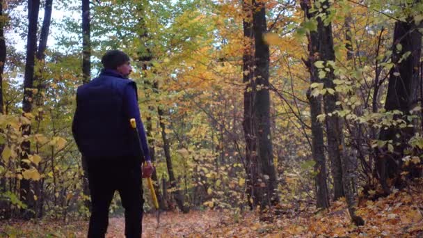 Bärtiger Mann Herbst Wald Mit Einer Axt Porträt Eines Mannes — Stockvideo
