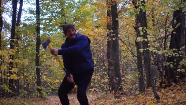 Bebaarde Man Herfst Het Bos Met Een Bijl Portret Van — Stockvideo