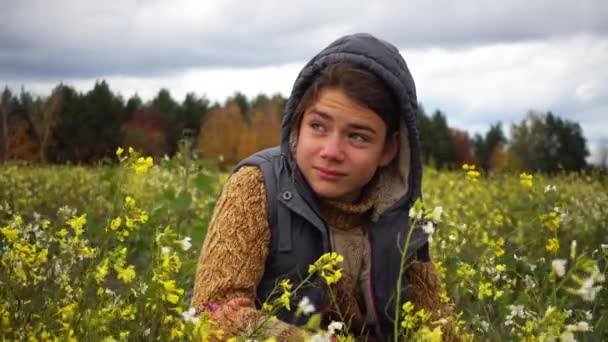 Porträtt Pojke Ett Blomstrande Fält Höst Pojke Bakgrunden Paradoxal Blommande — Stockvideo