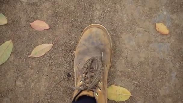 Blick Von Oben Auf Rote Stiefel Die Boden Entlanglaufen — Stockvideo