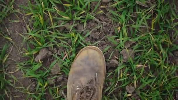 Bovenaanzicht Van Rode Laarzen Het Gras Lopen — Stockvideo