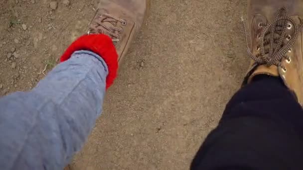 Blick Von Oben Auf Rote Stiefel Die Boden Entlanglaufen — Stockvideo