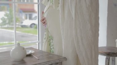 Ev konforu içinde güzel bir hamile kadın portresi. Hamile kadın ev iç. 