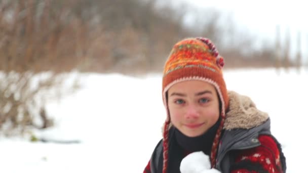 Adolescente Niño Esculpe Lanza Una Bola Nieve Cámara Niño Lanza — Vídeo de stock