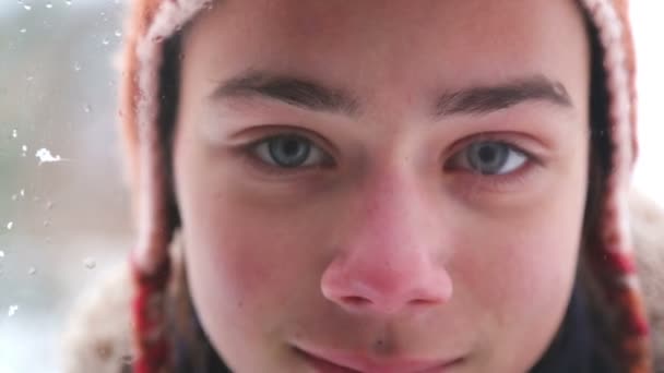 Porträt Eines Überraschten Jungen Fenster Draußen Jugendlicher Schaut Winter Aus — Stockvideo