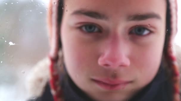 Portrait Garçon Surpris Fenêtre Garçon Adolescent Regarde Par Fenêtre Hiver — Video