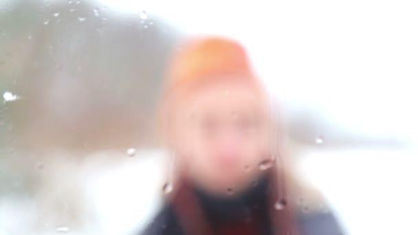 Portrét Překvapenej Chlapečka Venku Okně Mladík Zimě Dívá Okna — Stock video