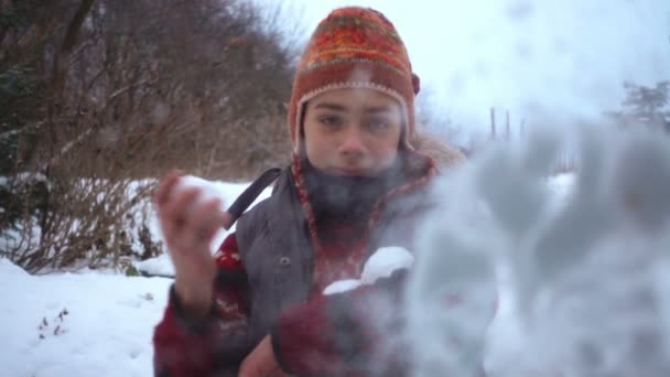 Niño Adolescente Lanza Una Bola Nieve Vaso Una Cámara Cámara — Vídeos de Stock