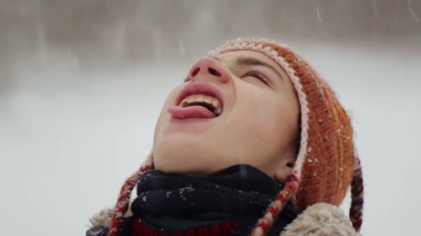 Pojken Närbild Tittar Snön Faller Från Himlen Porträtt Ett Barn — Stockvideo