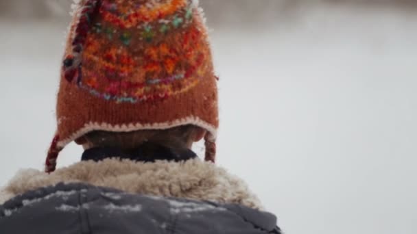 Ragazzo Sta Con Spalle Alla Telecamera Inverno Bambino Raddrizza Cappello — Video Stock