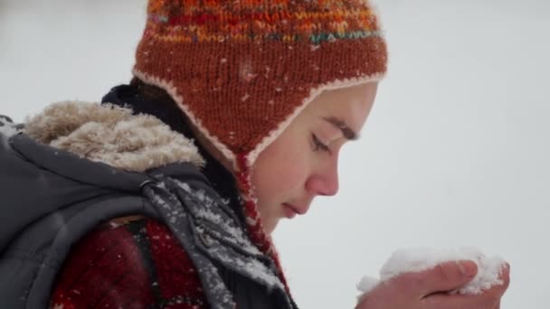少年顔の肖像画は 降雪のクローズ アップ 冬の雪を見て子供のティーンエイ ジャー — ストック動画