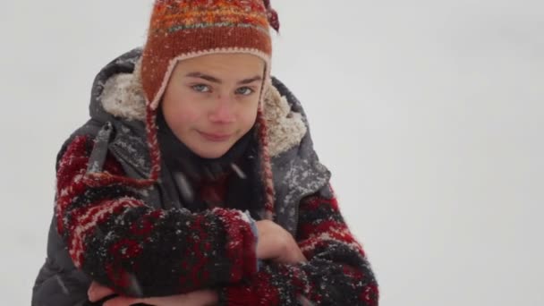 这个男孩在冬天的雪中玩耍 冬天在雪地里的孩子在大自然中玩耍 — 图库视频影像