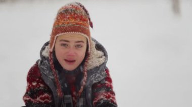 Çocuk kışın karda oynuyor. Doğada bir çocuk kışın karda oynuyor. 