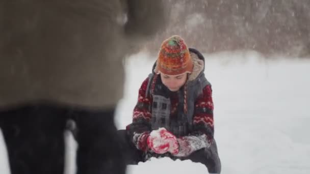 Papá Hijo Juegan Bolas Nieve Invierno Padre Hijo Unas Vacaciones — Vídeo de stock