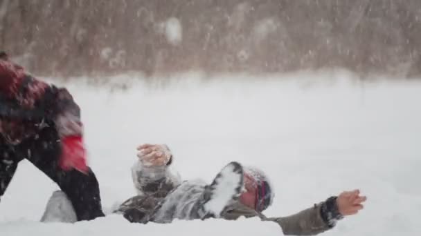 お父さんと息子の冬雪を遊び 自然でリラックスできる冬休みの親子 — ストック動画